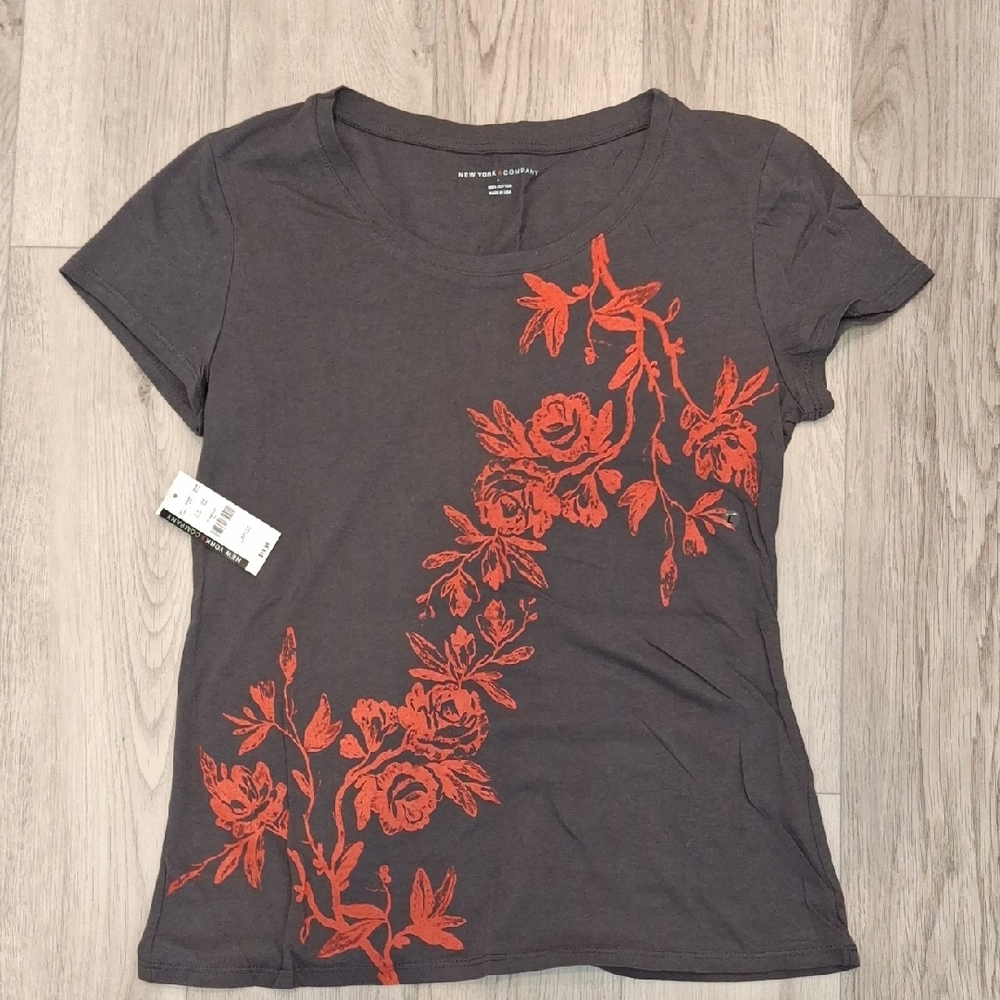 Vintage New York & Company Gray and Red Floral Short Sleeve Tee